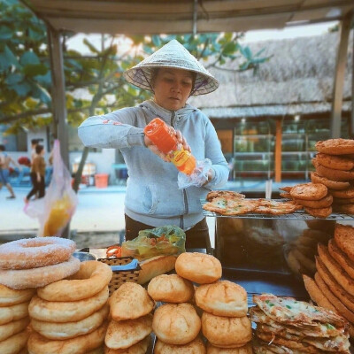 “但有弄里斜阳色，最是人间烟火情。” ​
cr：挖图匠（微博）