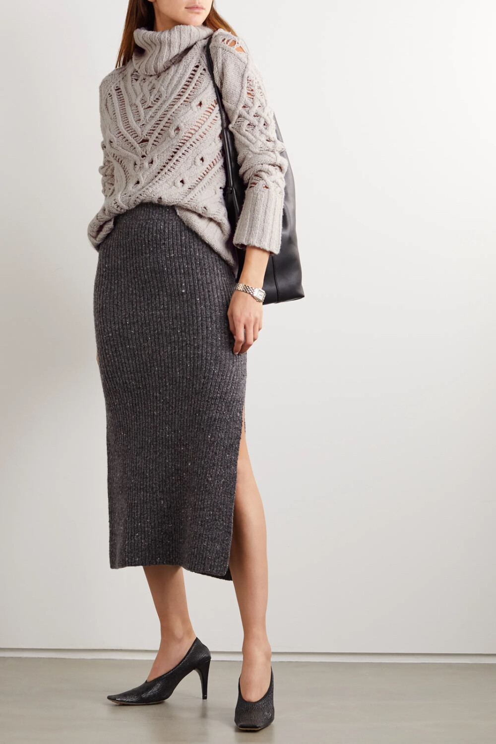 Altuzarra 这款 “Ernestine” 绞花针织毛衣出自 2020 秋冬系列，面料中含有大量厚实羊毛，因此手感分外柔软温暖。宽大高领配合宽松版型，显得慵懒随性，宽幅罗纹边则将轮廓稍稍固定，增添几分干练。不妨搭配同品牌 “Tony” 半身裙，并将衣摆半束入裙腰。
