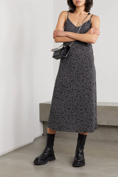 Ksubi 这款 “Arkanum” 中长连衣裙以 90 年代吊带裙为蓝本，裁自印有不同色度豹纹斑点的炭灰色真丝绉纱，带有优雅的垂坠感。建议搭配凉鞋或踝靴，以衬托微喇裙摆。
