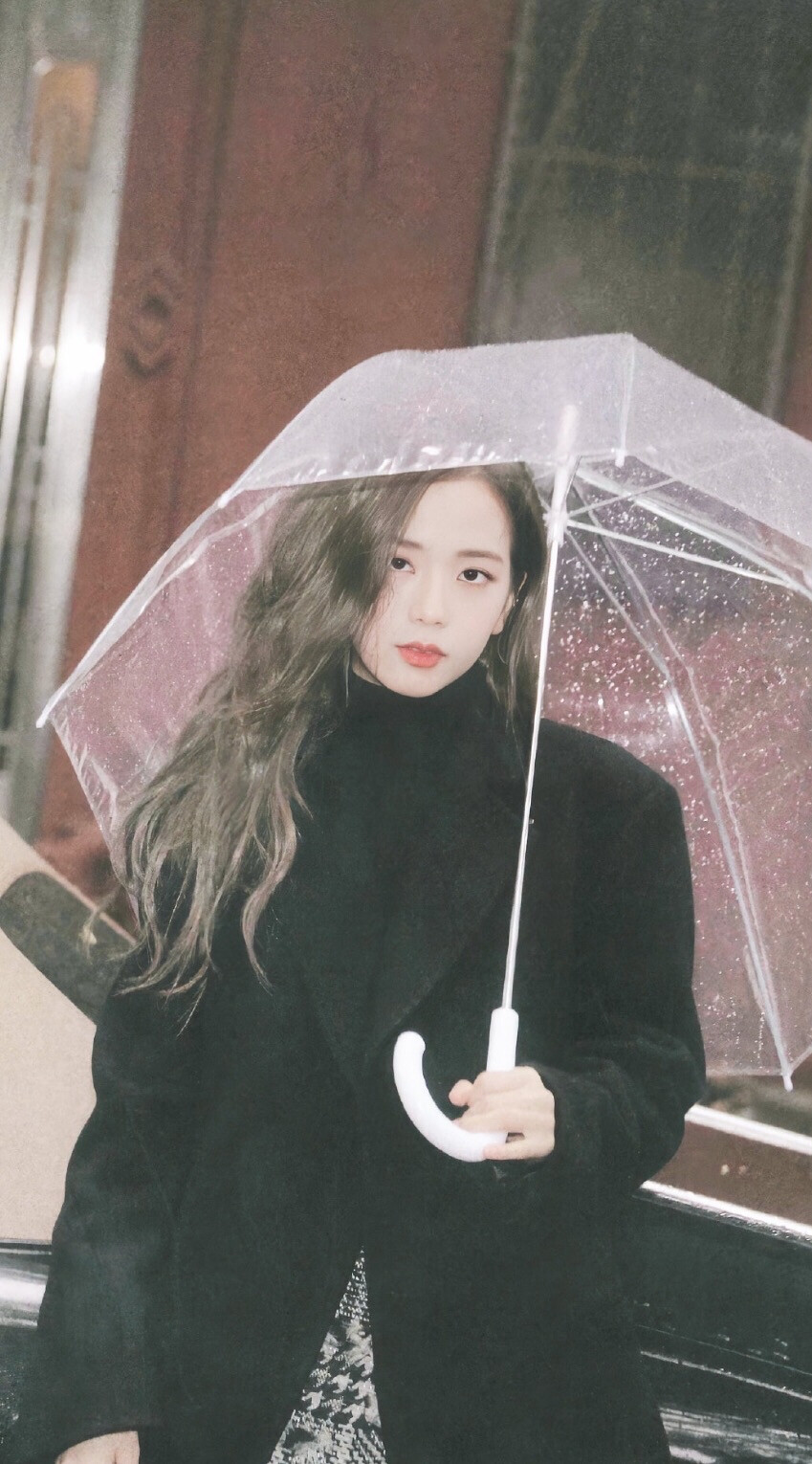 下雨啦，Jisoo为你打伞啊