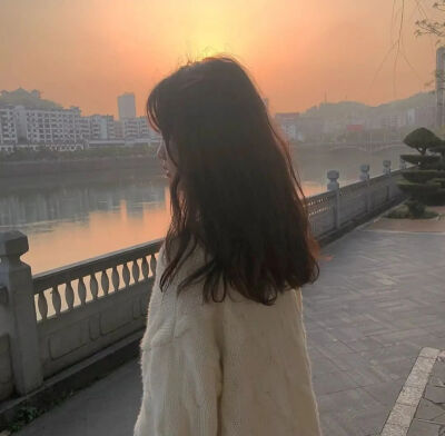 夕阳女头（图片来自网络）