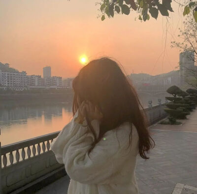 夕阳女头（图片来自网络）