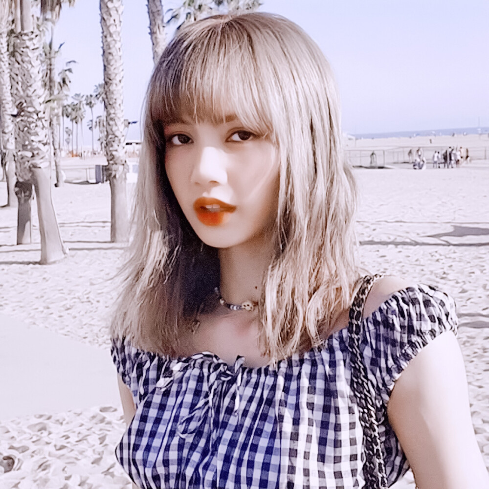 LISA
"北纬线的思念被季风吹远."