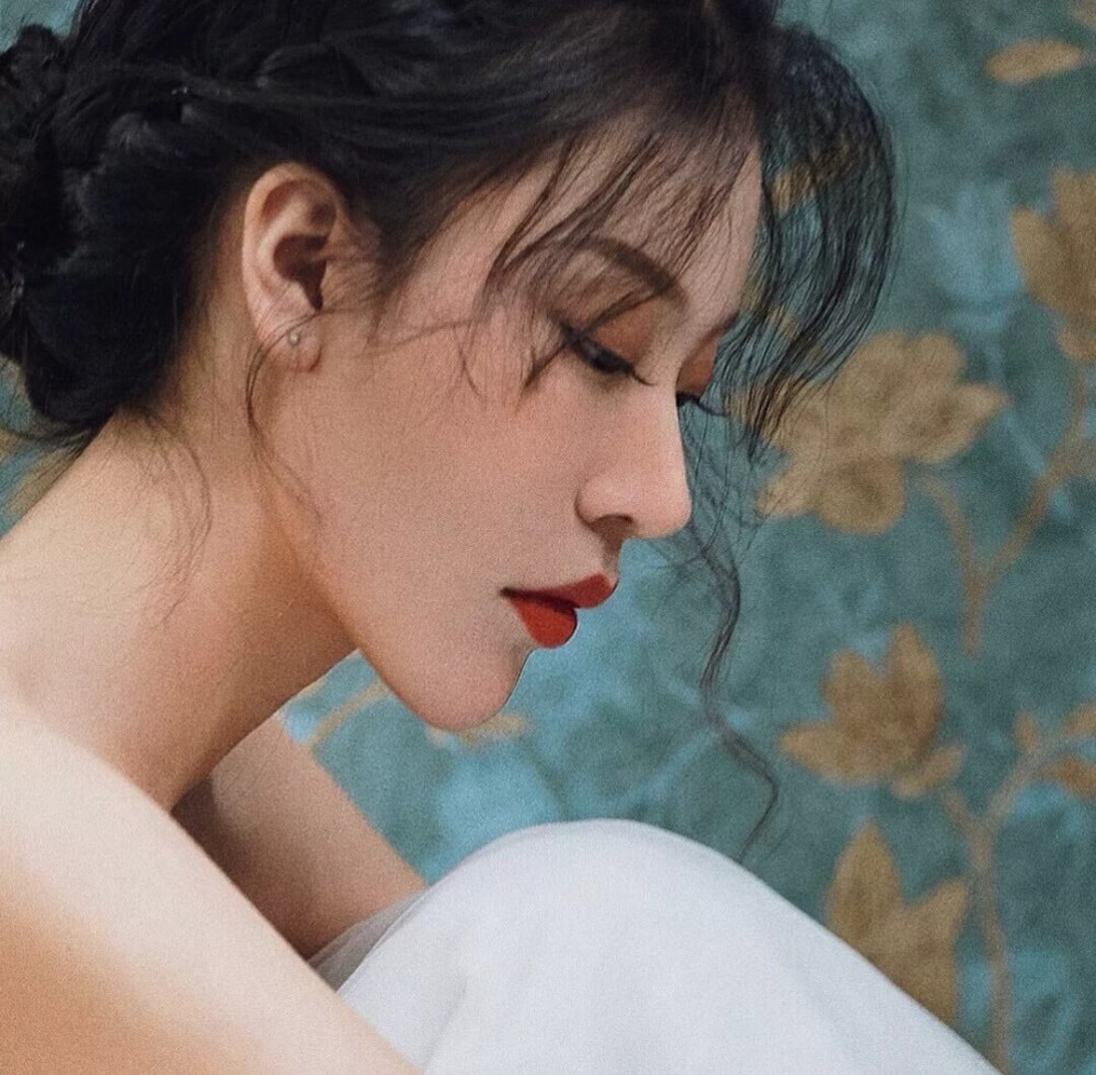 ᵀᵒ ˡᵒᵛᵉ ᵒⁿᵉˢᵉˡᶠ ⁱˢ ᵗʰᵉ ᵇᵉᵍⁱⁿⁿⁱⁿᵍ ᵒᶠ ᵃ ˡⁱᶠᵉˡᵒⁿᵍ ʳᵒᵐᵃⁿᶜᵉ.
爱自己是终身浪漫的开始.