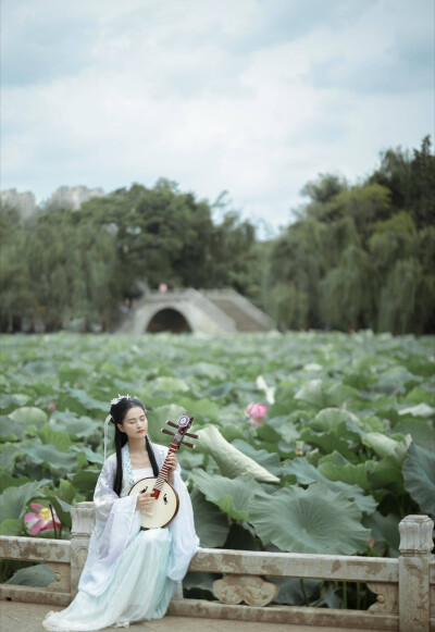 付出的太多了.没有任何回应.得到的只是一个又一个的伤害.我不想再继续下去了.不想再让自己如此痛苦。