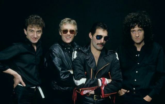 皇后乐队 波西米亚狂想曲
主唱Freddie Mercury，
吉他手Brian Harold May，
鼓手Roger Taylor，
贝斯手John Deacon
英国七十年代的乐队，我在2020年8月7号认识了他们❤️
生命不息，摇滚不止！