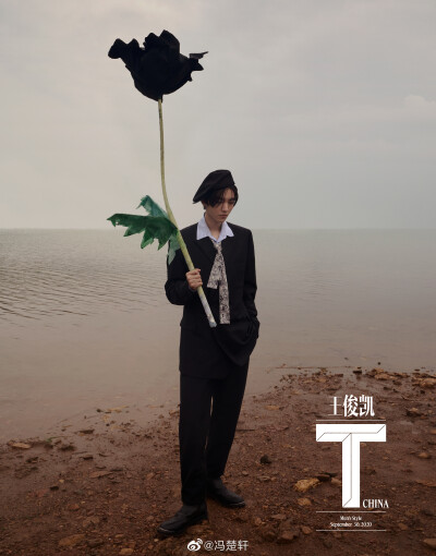 《T》2020 年 9 月刊「男装时尚」特辑随刊明信片套装。在我们看来，王俊凯 承载了一种当代性的「迷恋」