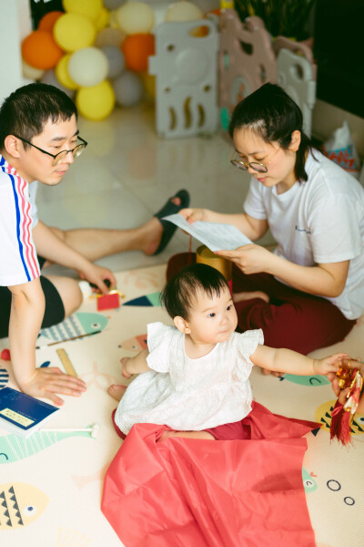 考拉1周岁
摄影：洪小漩
出镜：考拉一家
大学同学的女儿叫考拉，前不久一周岁了，我和阿科乐颠颠地去给仔庆生。
考拉已经会走路，想让她在沙发上拍几张照，发现她已然有自己的想法，呲溜下就要爬下沙发去玩，要…