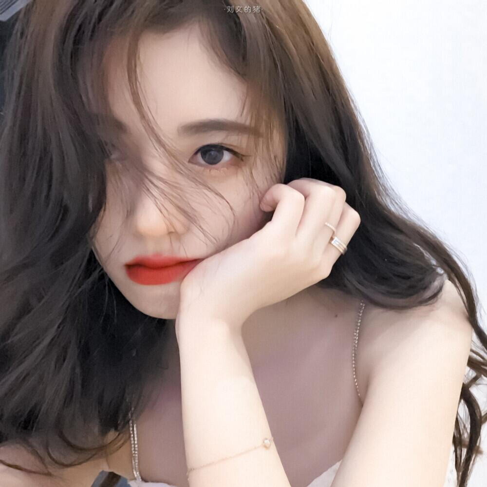 鞠婧t头像拿图点赞