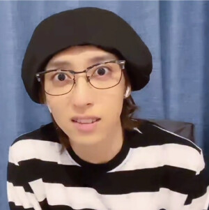 畅哥表情包
自截无字
一粉顶十黑

有些人仗着自己长得好看就一点都不注意表情管理（狗头保命）