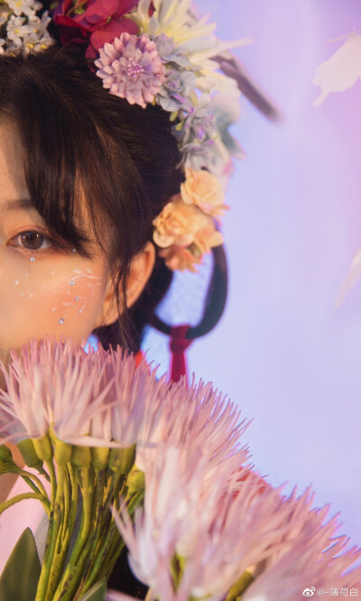  悠悠花上蝶，故故作双飞。
出镜/妆造：@猪系少女日
摄影/后期：@-薄荷白
#杭州约片##汉服约拍# ​​​