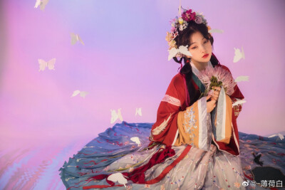  悠悠花上蝶，故故作双飞。
出镜/妆造：@猪系少女日
摄影/后期：@-薄荷白
#杭州约片##汉服约拍# ​​​