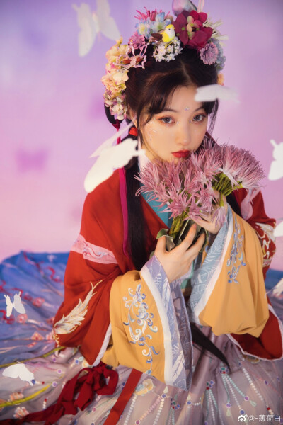  悠悠花上蝶，故故作双飞。
出镜/妆造：@猪系少女日
摄影/后期：@-薄荷白
#杭州约片##汉服约拍# ​​​