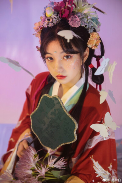  悠悠花上蝶，故故作双飞。
出镜/妆造：@猪系少女日
摄影/后期：@-薄荷白
#杭州约片##汉服约拍# ​​​