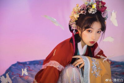 悠悠花上蝶，故故作双飞。
出镜/妆造：@猪系少女日
摄影/后期：@-薄荷白
#杭州约片##汉服约拍# ​​​