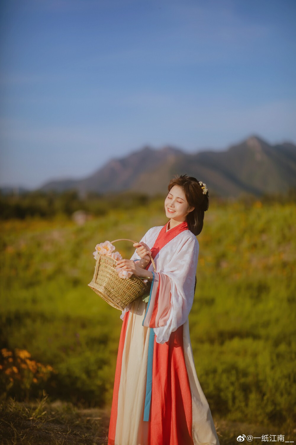 秋风十里不及你
摄影/妆造@一纸江南__
小仙女@杨茗茗-
汉服@花朝记
#汉服摄影##北京约拍##旅拍##汉服写真##汉服约拍##用相机绘一场梦# 