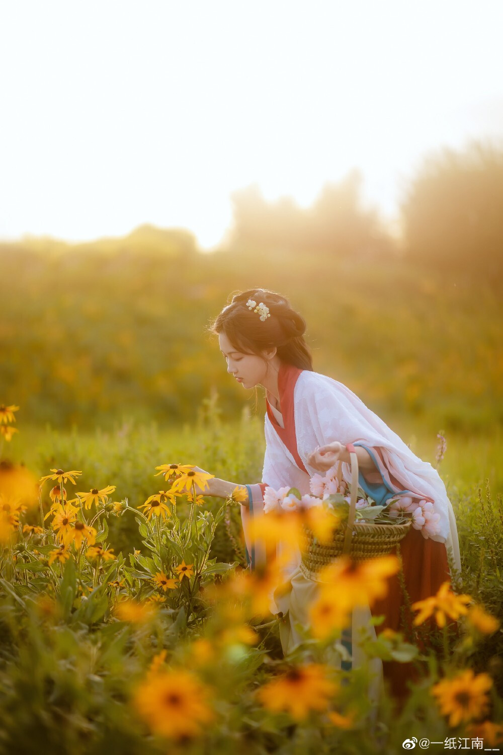 秋风十里不及你
摄影/妆造@一纸江南__
小仙女@杨茗茗-
汉服@花朝记
#汉服摄影##北京约拍##旅拍##汉服写真##汉服约拍##用相机绘一场梦# 