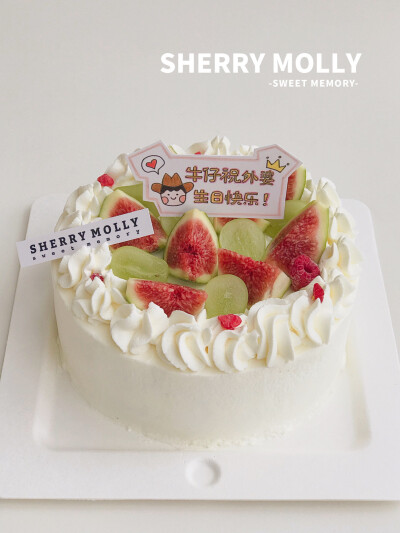 #SHERRY Molly家の下午茶#—『抹茶cake』又一年牛仔外婆生日啦 挑了无花果青提的样子呢 绿皮无花果真的更好吃呐～