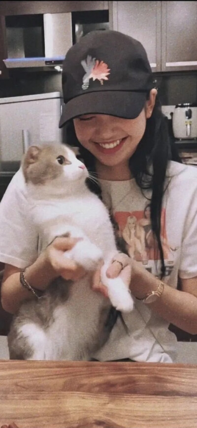 个别调色过的图忘记从哪里保存的了，截图都是ig上截的图，网太差了，不会经常翻了，翻了也是圈圈图加载不出来QAQ