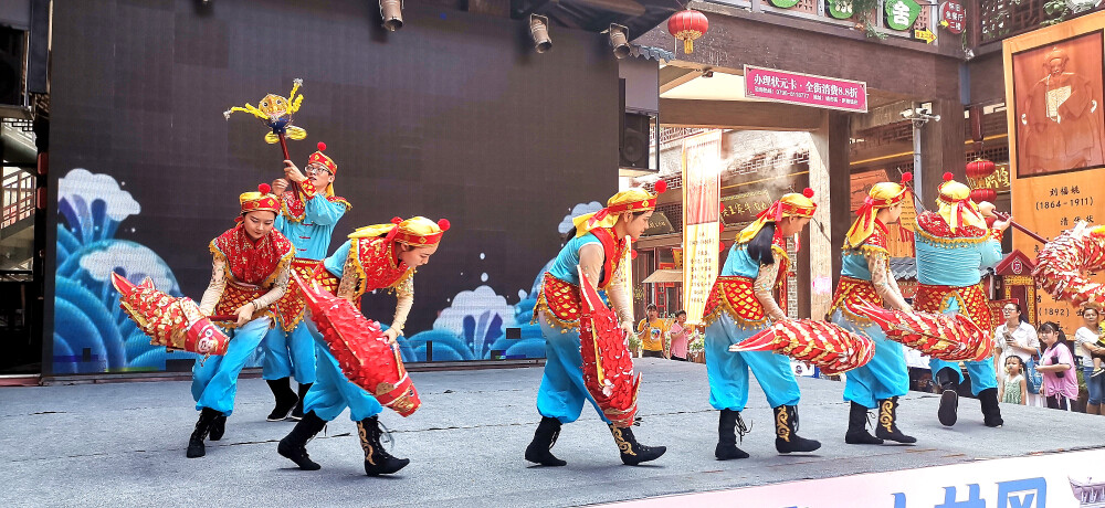 
【中秋国庆游吉安】10月1日至10月8日 吉安庐陵老街将举办“月上庐陵·双节同庆”为活动主题的国庆、中秋八天乐 ，活动形式包括中秋之夜、庐陵美食、非遗体验、霓裳游园、梦幻场馆、亲子乐园、庐陵夜市、露天电影等，让市民和游客在这里享口福、 看大戏 、品人文，过一个愉快的假日。