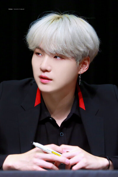 闵玧其
SUGA OF BTS.