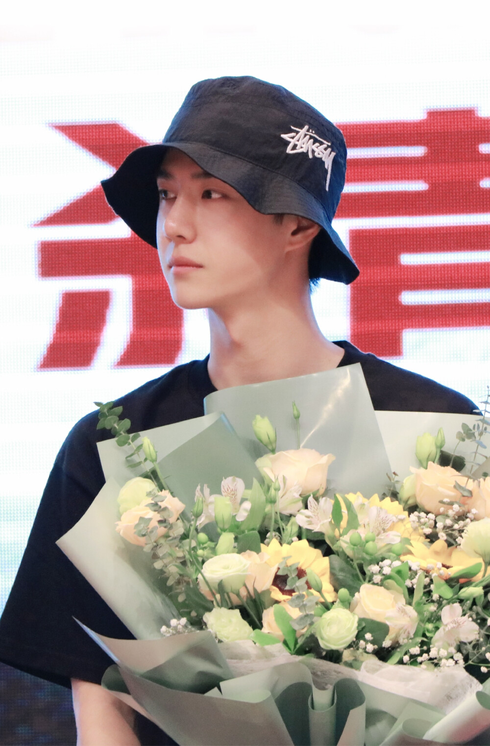 YIBO-OFFICIAL：
#王一博冰雨火#
@UNIQ-王一博 领衔主演的《冰雨火》杀青，一段关于光明与黑暗的冒险暂时落下帷幕。感谢剧组每一位工作人员的辛勤付出，也感谢敬业努力的宇哥用心塑造角色，成长与收获将沉淀在每一帧画幅里。
履冰沐雨，炽血难凉。青年演员王一博，暂别陈宇，启程下一征途。期待早日荧屏相见！