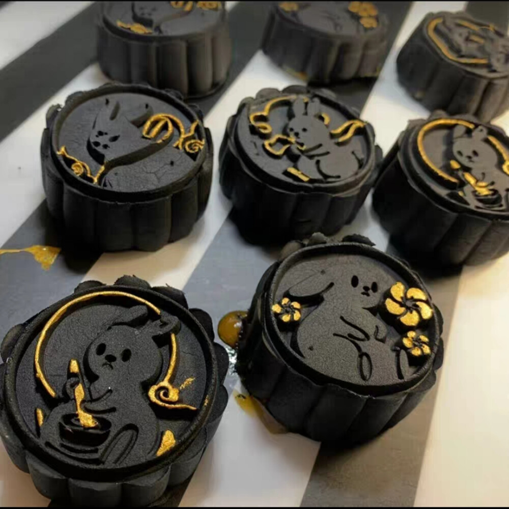 今年国庆吃月饼
月饼模具造型好棒！