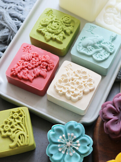 今年国庆吃月饼
月饼模具造型好棒！