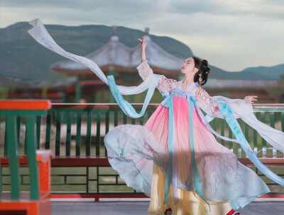 窈窈红芍绿水边.青风不似昨夜眠.送君千里南浦渡.思梦依稀故人还。