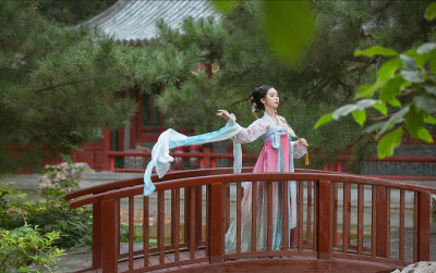 窈窈红芍绿水边.青风不似昨夜眠.送君千里南浦渡.思梦依稀故人还。