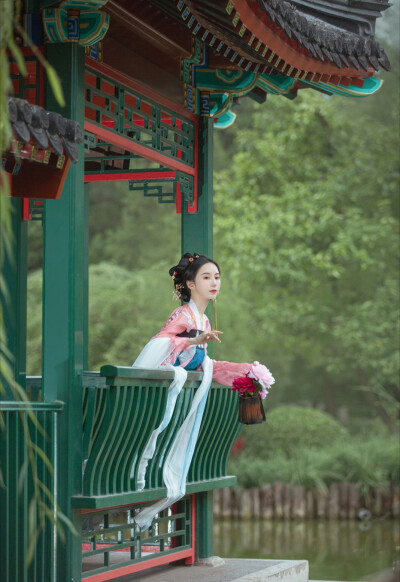 窈窈红芍绿水边.青风不似昨夜眠.送君千里南浦渡.思梦依稀故人还。