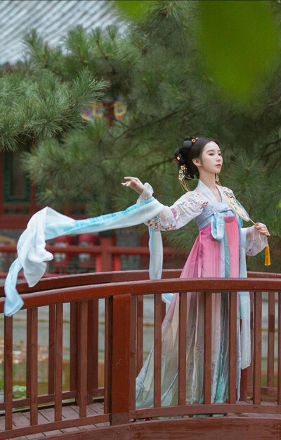 窈窈红芍绿水边.青风不似昨夜眠.送君千里南浦渡.思梦依稀故人还。