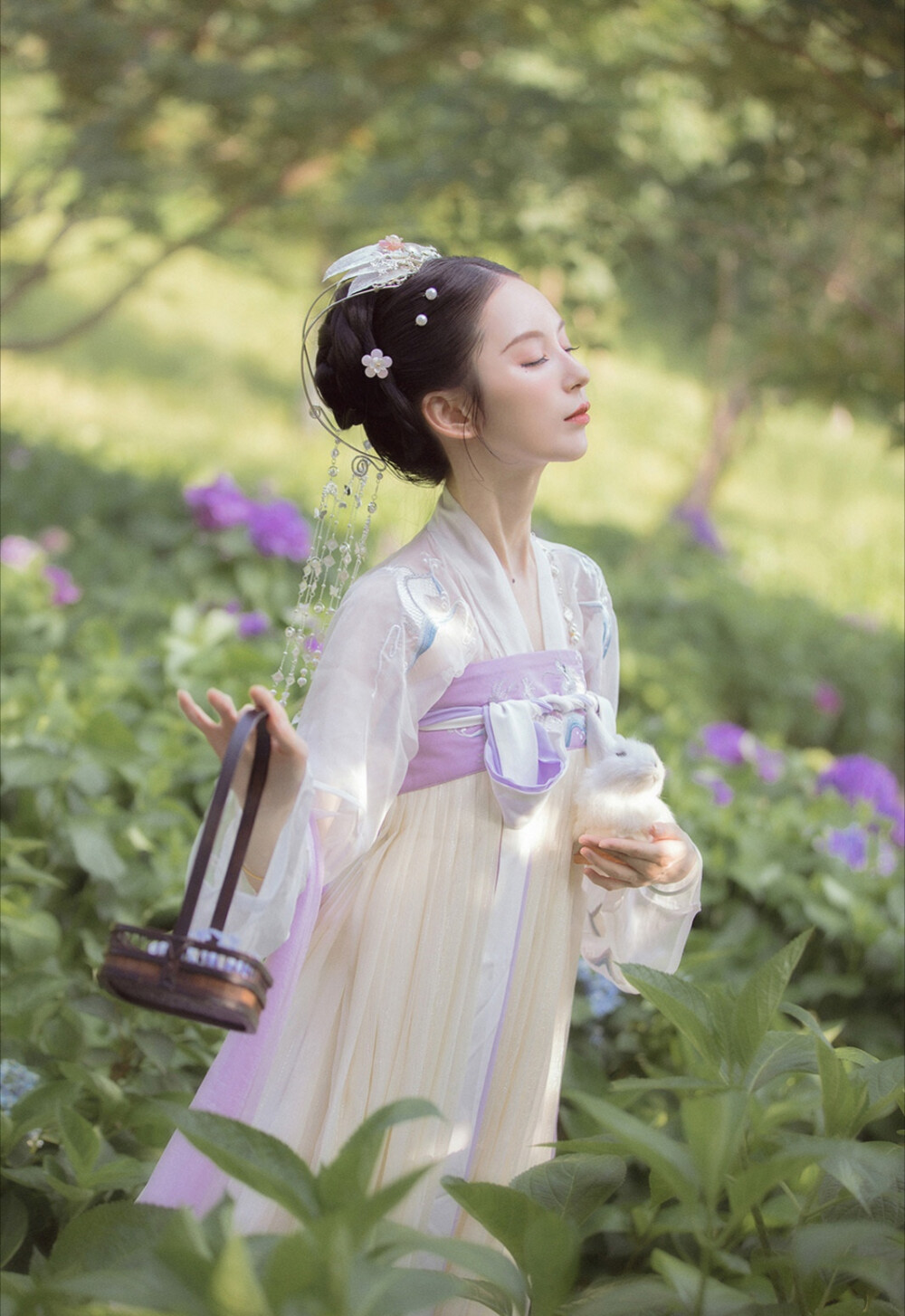 “春桃初发红.惜色恐侬擿.朱夏花落去.谁复相寻觅。”