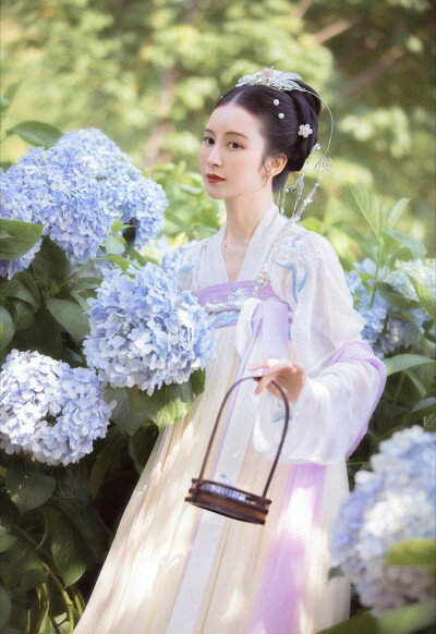 “春桃初发红.惜色恐侬擿.朱夏花落去.谁复相寻觅。”