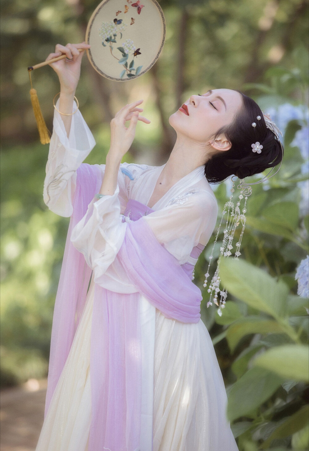 “春桃初发红.惜色恐侬擿.朱夏花落去.谁复相寻觅。”