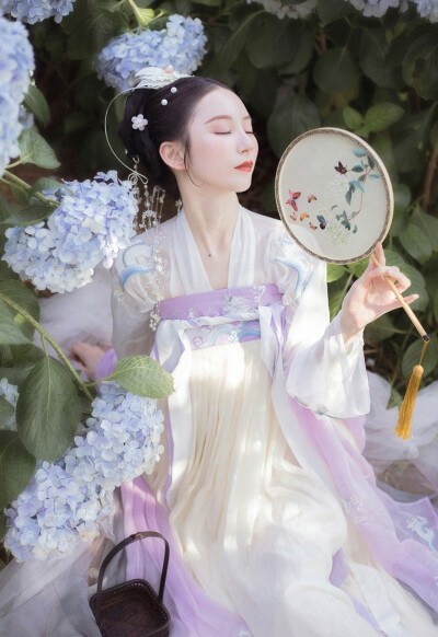 “春桃初发红.惜色恐侬擿.朱夏花落去.谁复相寻觅。”