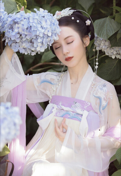 “春桃初发红.惜色恐侬擿.朱夏花落去.谁复相寻觅。”