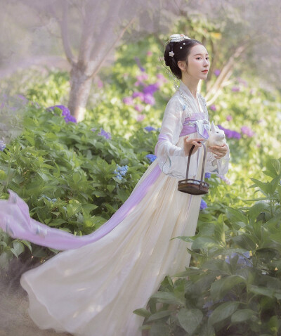 “春桃初发红.惜色恐侬擿.朱夏花落去.谁复相寻觅。”