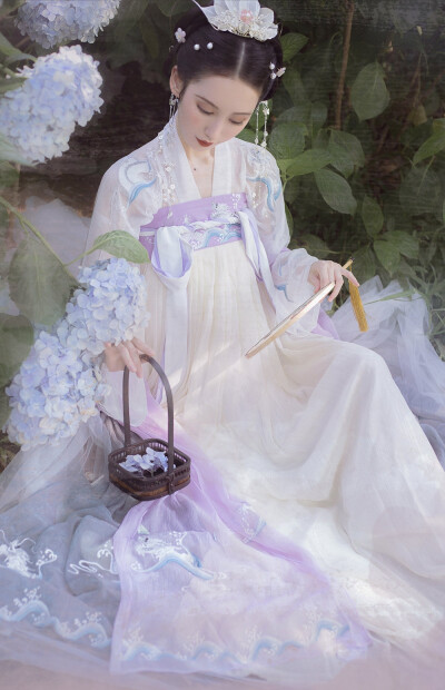 “春桃初发红.惜色恐侬擿.朱夏花落去.谁复相寻觅。”