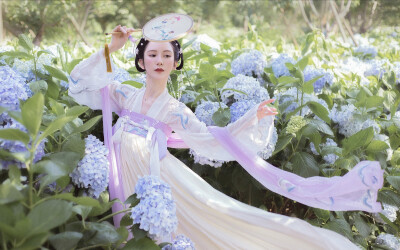 “春桃初发红.惜色恐侬擿.朱夏花落去.谁复相寻觅。”