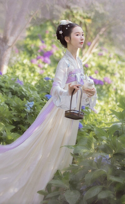 “春桃初发红.惜色恐侬擿.朱夏花落去.谁复相寻觅。”