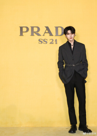 cr:蔡徐坤
「Prada SS21，创新与突破。 ​​」