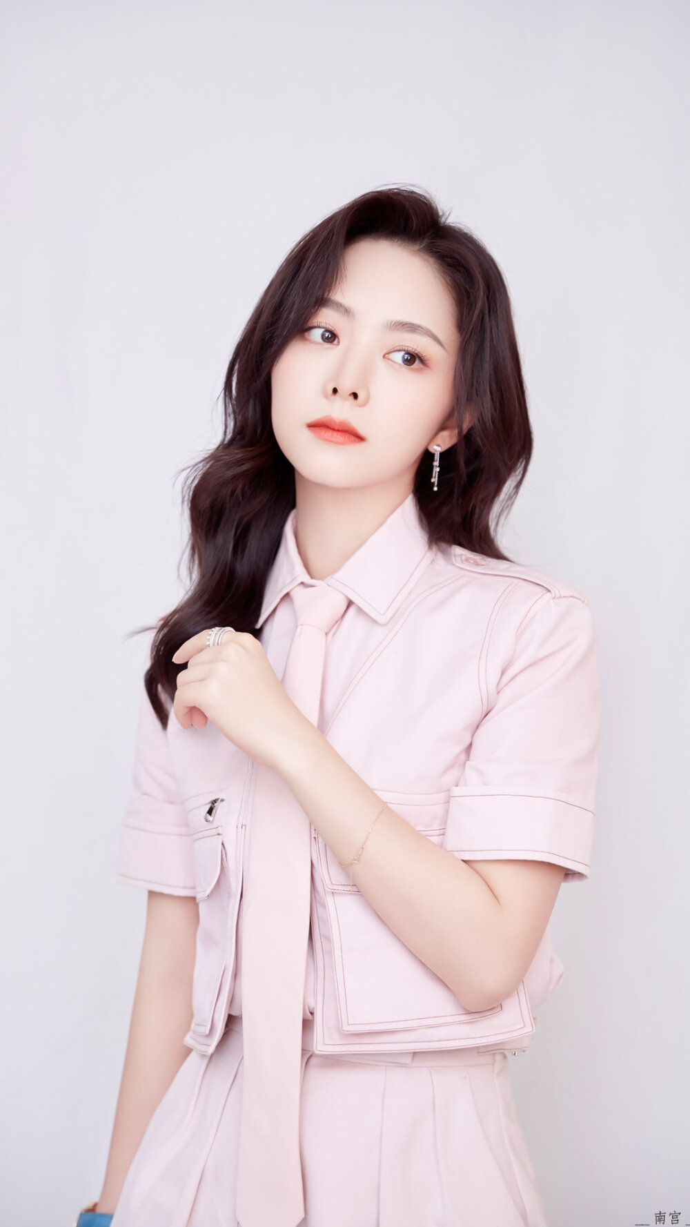 #谭松韵##谭松韵李尖尖#
谭松韵手机壁纸｜修图9P ​
cr@__南宫_ 