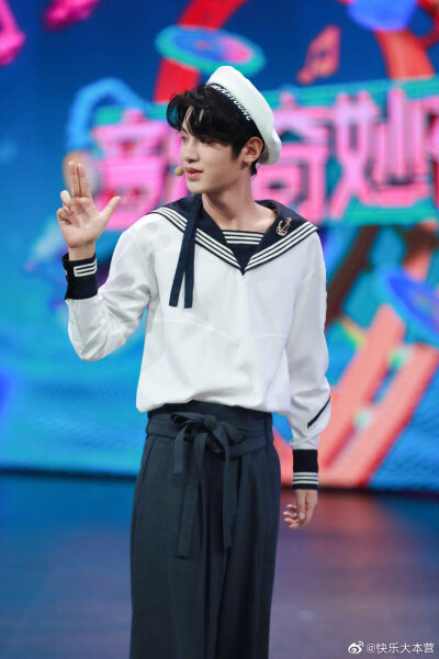 黄明昊 水手服！