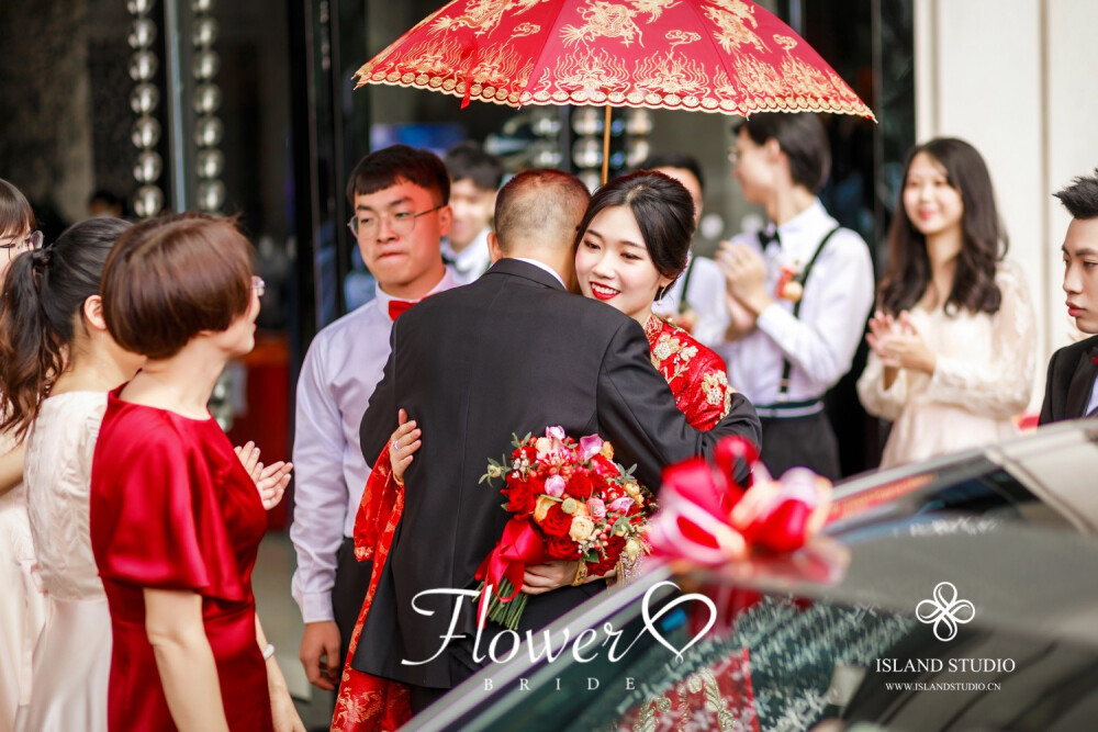 FLOWER | 顺德婚礼现场
凤凰于飞 美满家园
琴瑟合鸣 缘订三生
花好月圆时 嫁衣添祝福
祝福新娘 若一新婚快乐