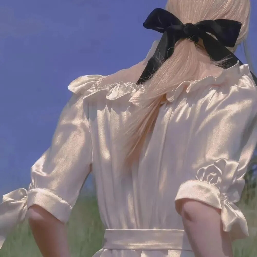 ：我甚至相信你拥有整个宇宙 但我要从山上带给你快乐的花朵 带给你钟形花 黑榛实 以及一篮篮野生的的吻 我要像春天对待樱桃树般的对待你