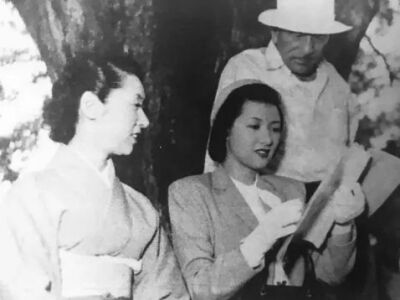 1950年秀子与田中绢代在《宗方姐妹》，这是她首次担任小津电影的女主角。