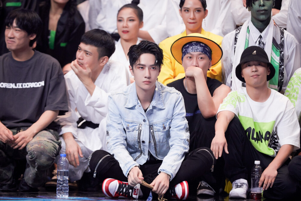 YIBO-OFFICIAL：
#王一博这就是街舞3#
队长即兴battle，倒立定格经典再现；高燃个人战，以热爱之名诠释街舞力量。今晚20:00，和@UNIQ-王一博 一起见证七强荣耀诞生！[打call] #王一博所在即舞台#