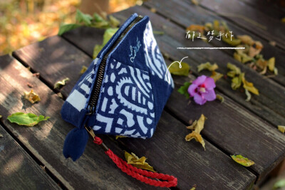 ※郁手作※
蓝夹缬菱形包，这种包包做起来还是破费时间的，侧缝缝合了两遍，大部分都是需要手缝才能完成。