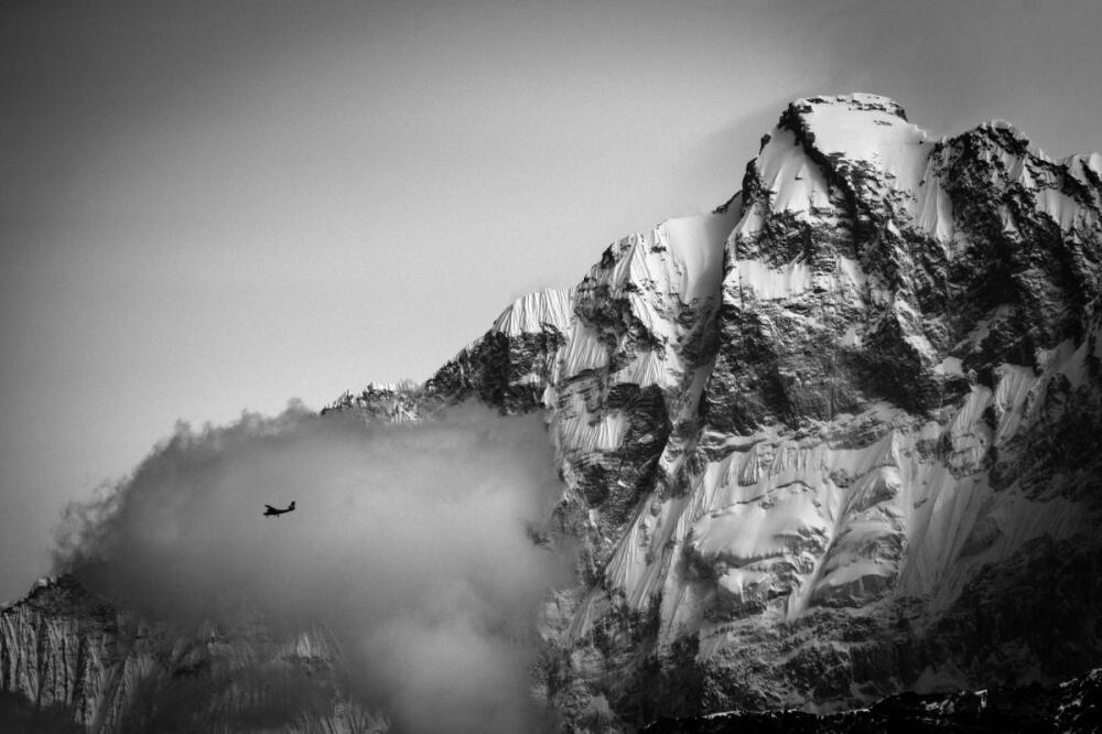 越过喜马拉雅山
一架观光飞机飞过尼泊尔的安纳布尔纳峰（Annapurna Peak）。 Photograph by William Mok